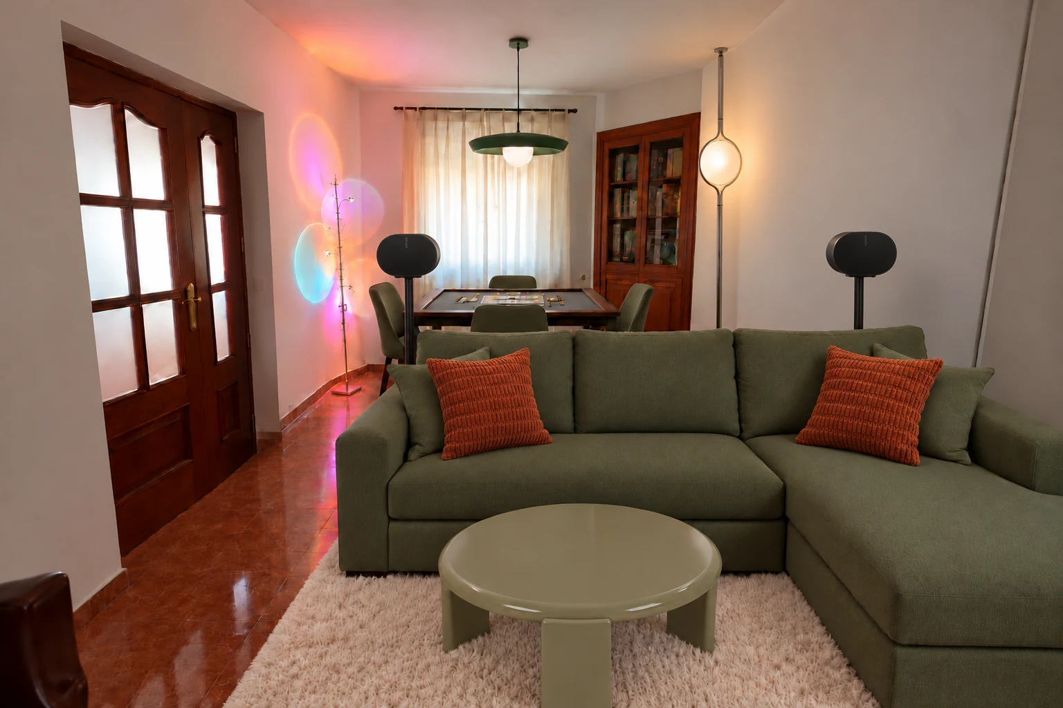 Propuesta orientativa del salón con sofá verde e iluminación de color